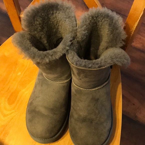 UGGS - Picture 3 of 8
